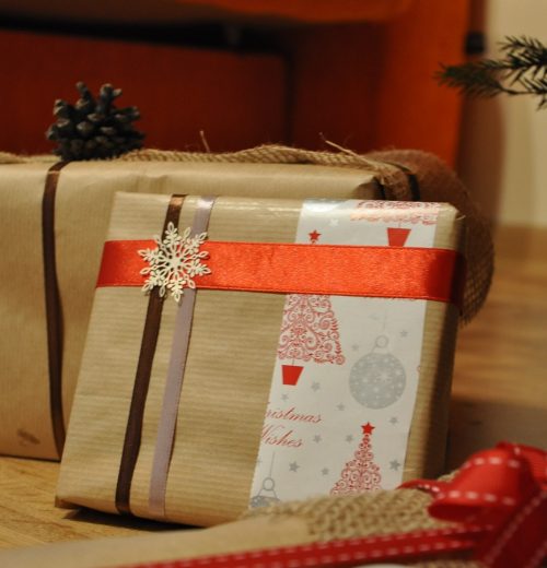 Pakowanie prezentów świątecznych, czyli jak zrobić dobre pierwsze wrażenie – pakowanie prezntów w szary papier