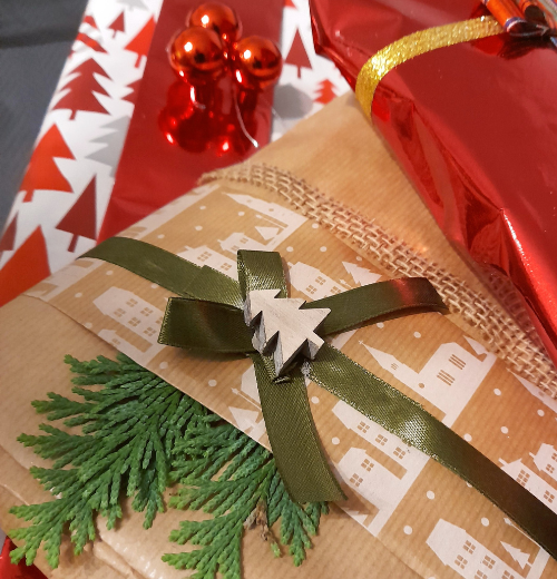Pomysły na pakowanie prezentów – naturalne dekoracje z choinka