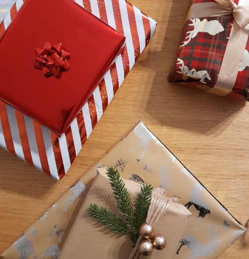 Pomysły na pakowanie prezentów – naturalne dekoracje z choinka i bombkami.