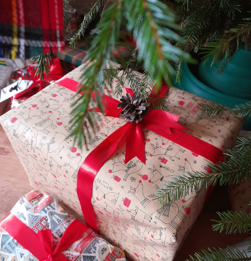 Pomysły na pakowanie prezentów – naturalne dekoracje z szyszkami