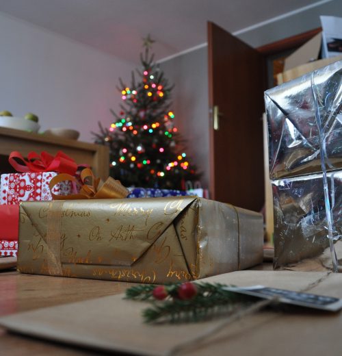 pakowanie-świątecznych-prezentów-blog-sportbazar