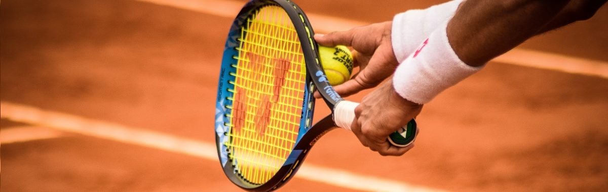 Tenis ziemny – 7 powodów, dla których warto grać. Zdjęcie tenisisty blog sportbazar 1170×380