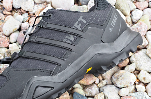 Męskie buty trekkingowe, które zawiodą na szlaku? Recenzja adidas Terrex Swift R2 - blog.sportbazar.pl