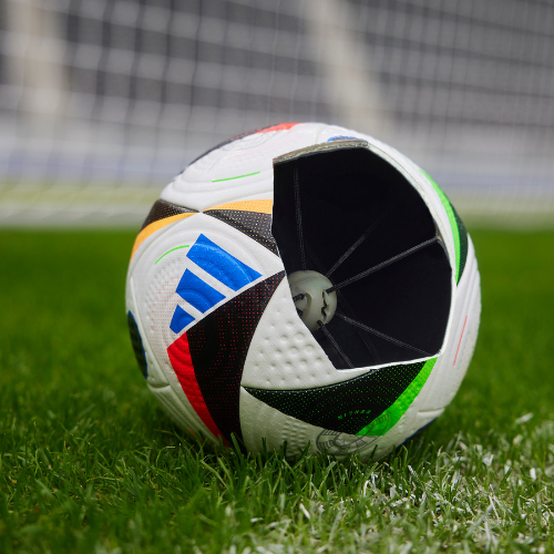 piłka na euro 24 fussballiebe sztuczna inteligencja ujęcie z boku